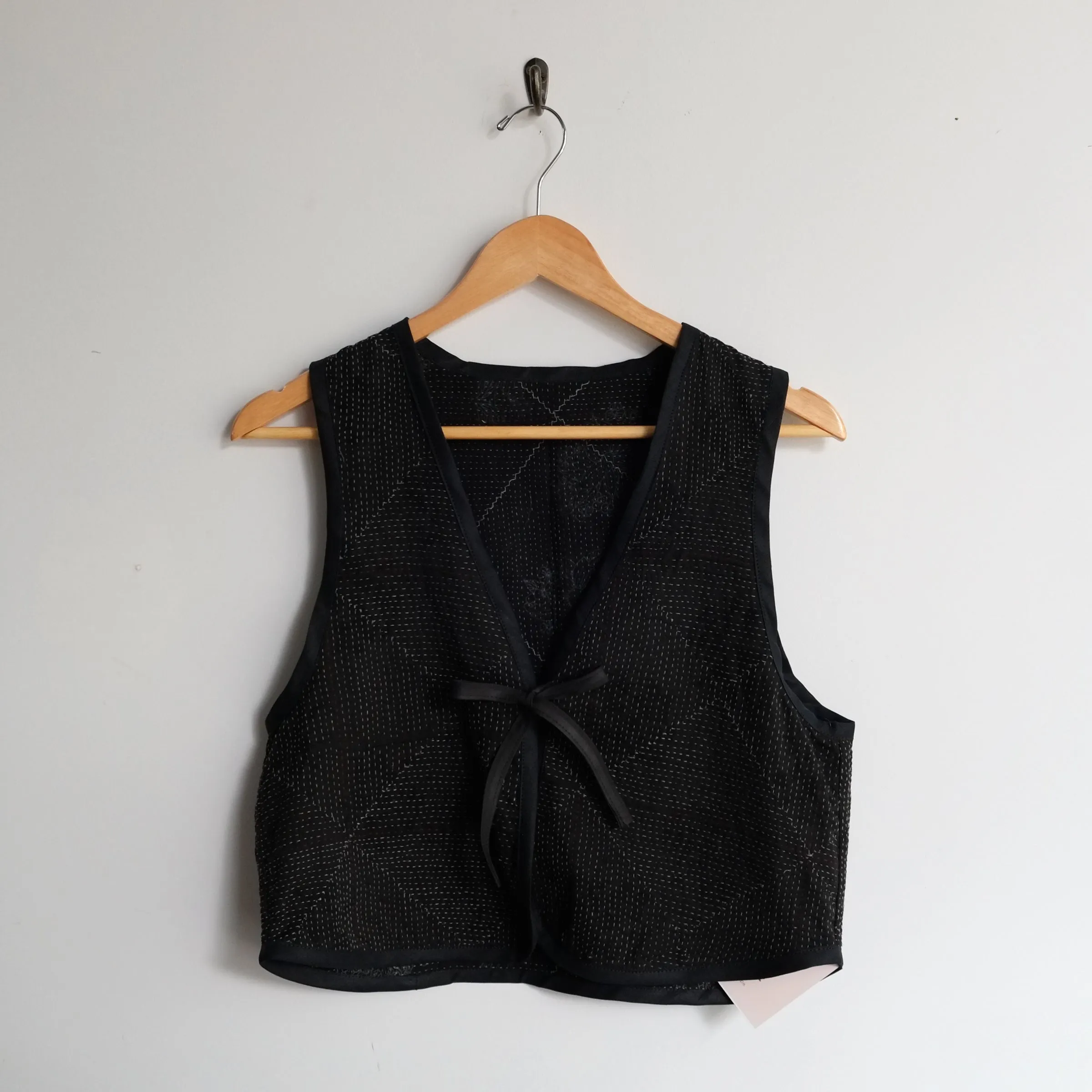 Amelia Vest Black with Grey Diamond Lattice S050