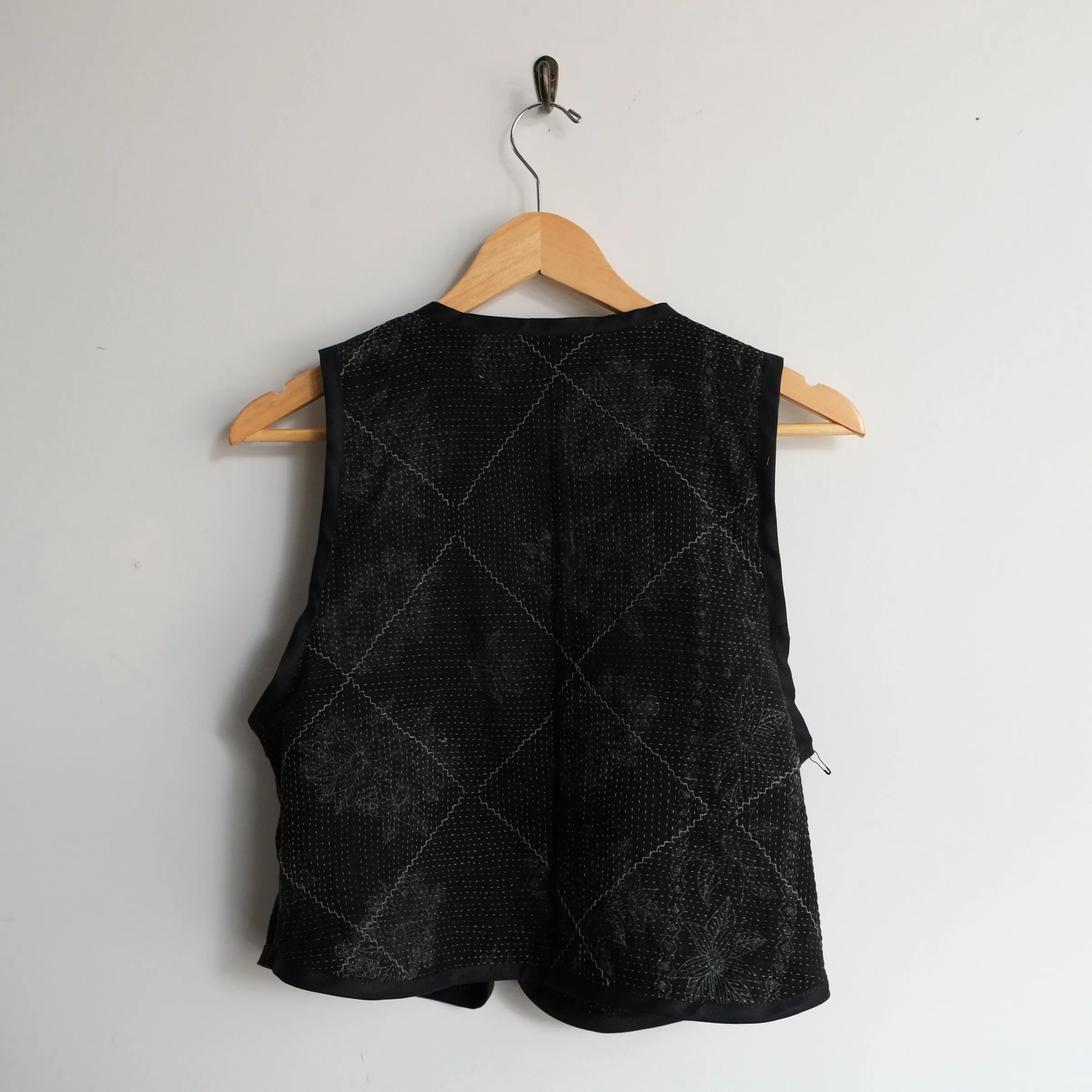 Amelia Vest Black with Grey Diamond Lattice S050